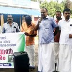 കരുവന്നൂര്‍ സൗത്ത് ബണ്ട് റോഡിന്റെ പുനരുദ്ധാരണ പ്രവര്‍ത്തനങ്ങള്‍ പാതി വഴിയില്‍ നിലച്ചു; കോണ്‍ഗ്രസ് കാറളം ആലും പറമ്പ് ജംഗ്ഷനില്‍ വഴി തടയല്‍ സമരം നടത്തി
