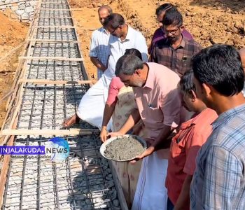 കതിര്‍പ്പിള്ളി കുളം നവീകരണ പ്രവര്‍ത്തനങ്ങളുടെ നിര്‍മ്മാണോദ്ഘാടനം പഞ്ചായത്ത് പ്രസിഡന്റ് ജോസ് ജെ. ചിറ്റിലപ്പിള്ളി നിര്‍വഹിക്കുന്നു.