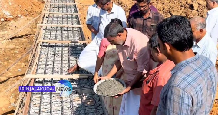 കതിര്‍പ്പിള്ളി കുളം നവീകരണ പ്രവര്‍ത്തനങ്ങളുടെ നിര്‍മ്മാണോദ്ഘാടനം പഞ്ചായത്ത് പ്രസിഡന്റ് ജോസ് ജെ. ചിറ്റിലപ്പിള്ളി നിര്‍വഹിക്കുന്നു.