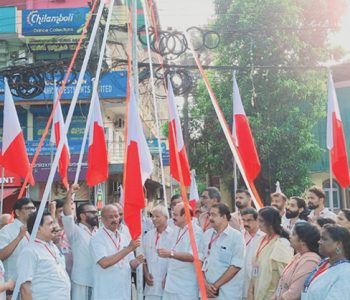 കേരള കോണ്‍ഗ്രസ് ഇരിങ്ങാലക്കുട നിയോജകമണ്ഡലം ദ്വിദിന ക്യാമ്പിന് തുടക്കം കുറിച്ച് പ്രസിഡന്റ് റോക്കി ആളൂക്കാരന്‍ പതാക ഉയര്‍ത്തുന്നു. ഡെപ്യൂട്ടി ചെയര്‍മാന്‍ തോമസ് ഉണ്ണിയാടന്‍ സമീപം.