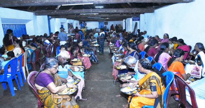 കൂടല്‍മാണിക്യം ക്ഷേത്രത്തിലെ തെക്കേ ഊട്ടുപുരയില്‍ പ്രസാദഊട്ട് കഴിക്കാമെത്തിയവരുടെ തിരക്ക്.