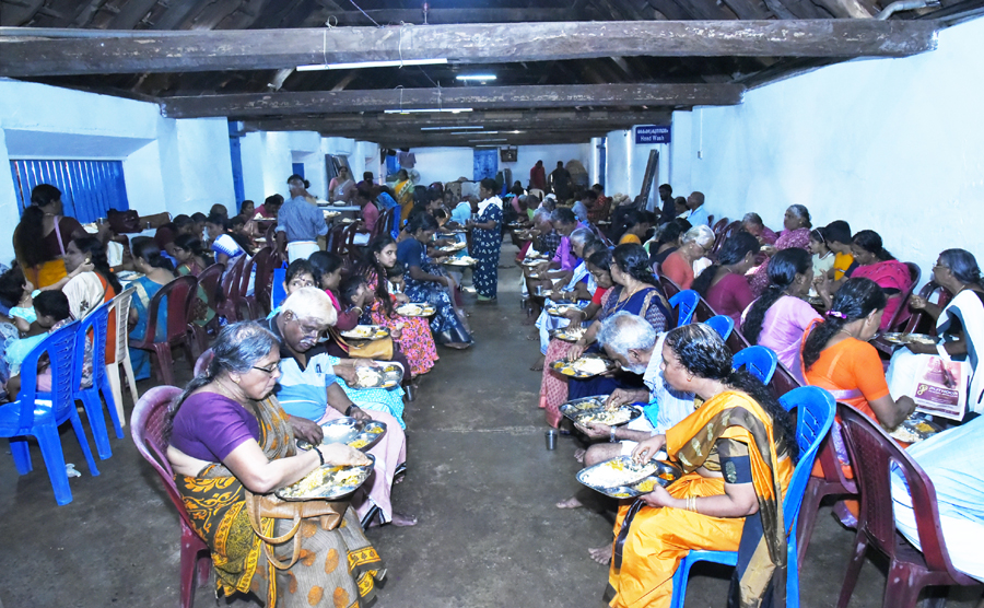 കൂടല്‍മാണിക്യം ക്ഷേത്രത്തിലെ തെക്കേ ഊട്ടുപുരയില്‍ പ്രസാദഊട്ട് കഴിക്കാമെത്തിയവരുടെ തിരക്ക്.