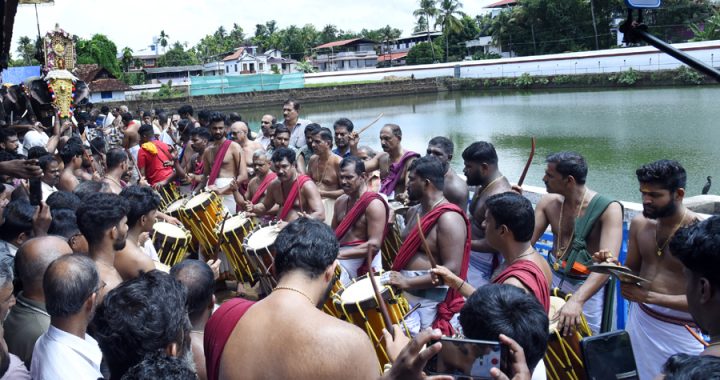 കൂടല്‍മാണിക്യ ക്ഷേത്രത്തില്‍ നടന്ന ചെമ്പടമേളം.
