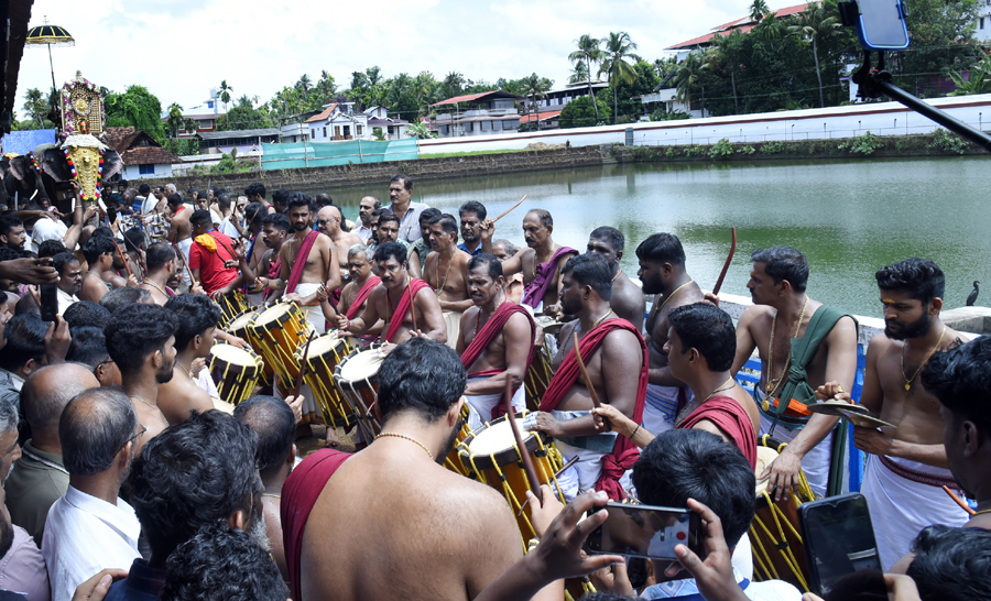 കൂടല്‍മാണിക്യ ക്ഷേത്രത്തില്‍ നടന്ന ചെമ്പടമേളം.