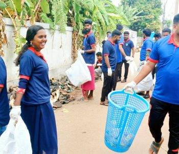 ഡിവൈഎഫ്‌ഐ യൂത്ത് ബ്രിഗേഡ് സേനയുടെ നേതൃത്വത്തില്‍ കൂടല്‍മാണിക്യം ക്ഷേത്രപരിസരം വൃത്തിയാക്കുന്നു.