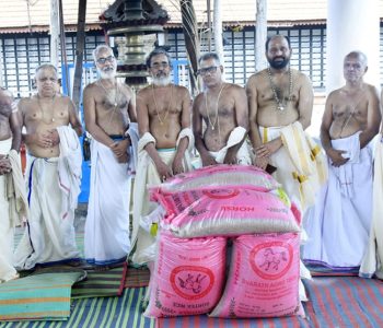 ഇരിങ്ങാലക്കുട കൂടല്‍മാണിക്യം ക്ഷേത്രത്തിലെ ഉത്സവ ദിവസ്ങളില്‍ ഹവിസിന് വേണ്ട ഉണക്കലരി ഊരാഴ്മക്കാര്‍ സമര്‍പ്പിക്കുന്നു.