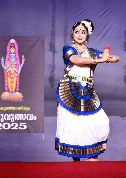 കൂടല്‍മാണിക്യം ക്ഷേത്രത്തില്‍ കേന്ദ്ര സംഗീത നാടക അക്കാദമിയുടെ നാഷണല്‍ അവാര്‍ഡ് ജേതാവ് കലൈമാണി കലാശ്രീ ഗോപികാവര്‍മ്മ അവതരിപ്പിച്ച മോഹനിയാട്ടം