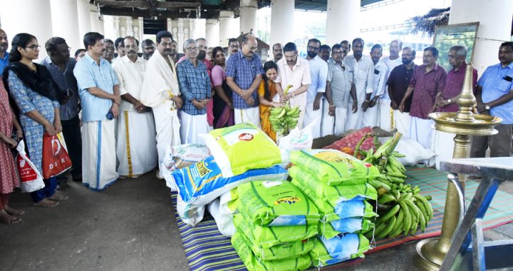 കൂടല്‍മാണിക്യം ഉത്സവത്തിന്റെ കലവറനിറയ്ക്കലിന്റെ ആദ്യ സമര്‍പ്പണം പ്രവാസി ബാലന്‍ കണ്ണോളി നിര്‍വഹിക്കുന്നു.