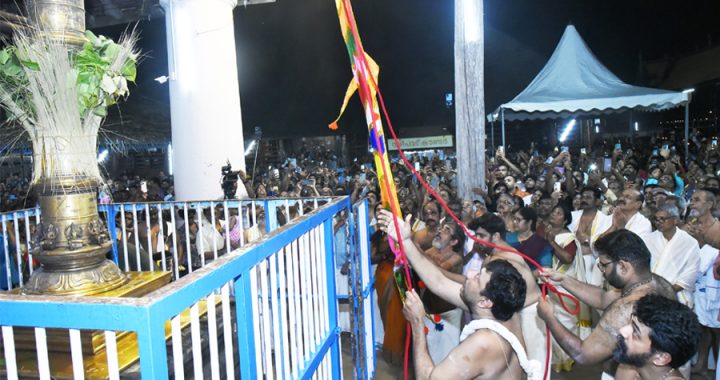 ഇരിങ്ങാലക്കുട കൂടല്‍മാണിക്യം ക്ഷേത്രത്തിലെ തിരുവുത്സവത്തിന് തന്ത്രി നകരമണ്ണ് നാരായണന്‍ നമ്പൂതിരി കൊടിയേറ്റുന്നു. തന്ത്രി നകരമണ്ണ് ത്രിവിക്രമന്‍ നമ്പൂതിരിയുടെ കാര്‍മികത്വത്തിലായിരുന്നു ചടങ്ങുകള്‍.