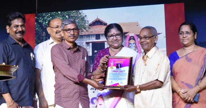 2025 ലെ മാണിക്യശ്രീ പുരസ്‌കാരം കഥകളി ആചാര്യന്‍  കലാനിലയം രാഘവനാശാന് ഉന്നത വിദ്യാഭ്യാസ വകുപ്പ് മന്ത്രി ഡോ. ആര്‍. ബിന്ദു സമര്‍പ്പിക്കുന്നു.