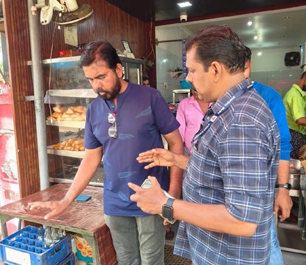 കൂടല്‍മാണിക്യം ക്ഷേത്രോത്സവത്തിനോടനുബന്ധിച്ച് നഗരസഭ ആരോഗ്യ വിഭാഗം പരിശോധന നടത്തുന്നു.