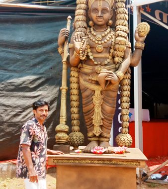മാപ്രാണം സ്വദേശി ദീപു കളരിക്കല്‍ സമര്‍പ്പിച്ച കൂടല്‍മാണിക്യ ഭരത സ്വാമിയുടെ 12 അടി വലുപ്പമുള്ള തെര്‍മോകോള്‍ ശില്പം.