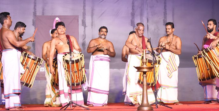 കൂടല്‍മാണിക്യം ക്ഷേത്രോത്സവത്തോടനുബന്ധിച്ച് പോരൂര്‍ ഉണ്ണികൃഷ്ണനും കല്‍പാത്തി ബാലകൃഷണനും അവതരിപ്പിച്ച തായമ്പക.