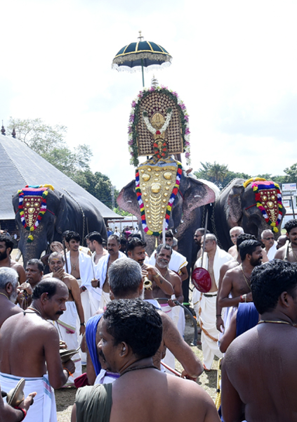 കൂടല്‍മാണിക്യക്ഷേത്രോത്സവത്തിന് തിടമ്പോറ്റിയ ആനക്ക് ഇരുവശത്തും ഉള്ളാനകളായി എഴുന്നള്ളിപ്പില്‍ പങ്കെടുക്കുന്ന നന്തിലത്ത് ഗോപീകണ്ണനും ദേവസ് ആരോമലും.