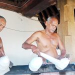 കൂടല്‍മാണിക്യം ക്ഷേത്രോത്സവം, രാത്രി വിളക്കെഴുന്നള്ളിപ്പിന് ദൃശ്യ സൗന്ദര്യവും വെളിച്ചവും സമ്മാനിക്കുവാന്‍ കൈവിളക്കുമായി തങ്കപ്പനും രവീന്ദ്രനും