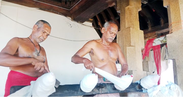 കൂടല്‍മാണിക്യം ക്ഷേത്രത്തിലെ വിളക്കെഴുന്നള്ളിപ്പിനുള്ള കൈപന്തങ്ങള്‍ തയാറാക്കുന്ന തങ്കപ്പനും രവീന്ദ്രനും.