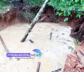 മാപ്രാണം കപ്പേളയ്ക്ക് സമീപം ചാകേര്യ ഡെയ്‌സന്റെ വീട്ടില്‍ കിണര്‍ താഴേക്ക് ഇടിഞ്ഞുപോയപ്പോള്‍.