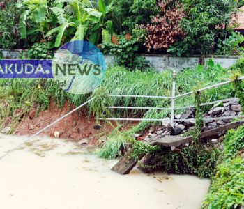 എടത്തിരിഞ്ഞി പോത്താനി ശിവക്ഷേത്രത്തിന്റെ മുന്നിലുള്ള കുളത്തിന്റെ സംരക്ഷണഭിത്തികള്‍ കനത്ത മഴയില്‍ ഇടിഞ്ഞു താഴ്ന്ന നിലയില്‍.