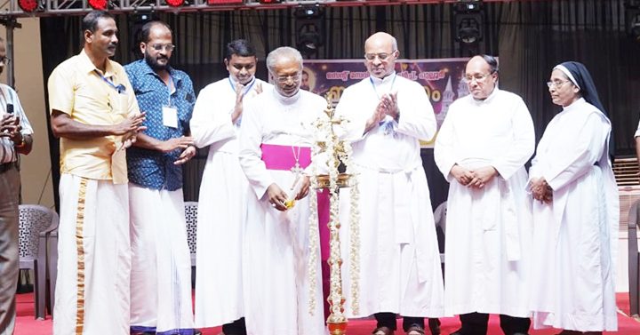 പുല്ലൂര്‍ സെന്റ് സേവിയേഴ്‌സ് ഇടവകയുടെ 48 -ാം വാര്‍ഷിക ആഘോഷം ബിഷപ്പ് മാര്‍ പോളി കണ്ണൂക്കാടന്‍ ഉദ്ഘാടനം ചെയ്യുന്നു.