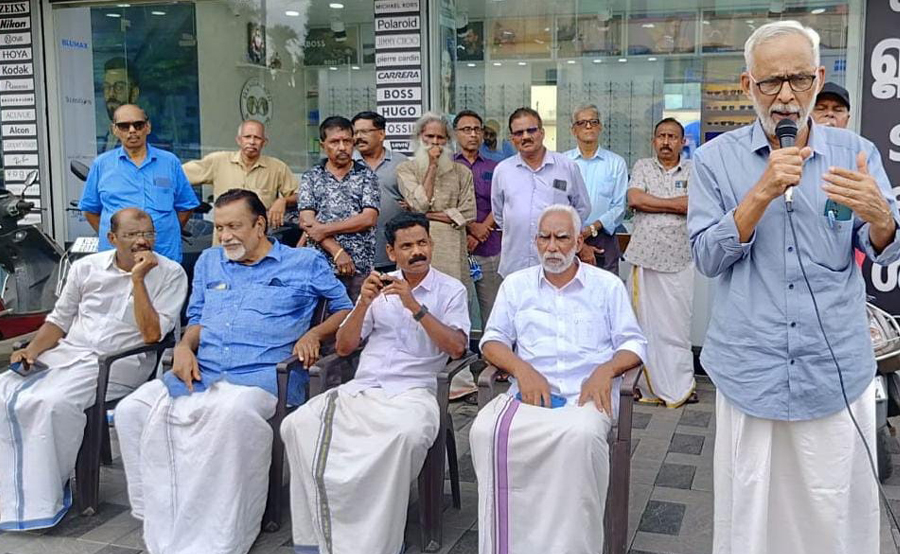സര്‍വ്വജന സമരമുന്നണി പ്രഖ്യാപന പൊതുസമ്മേളനം സി.ആര്‍. നീലകണ്ഠന്‍ ഉദ്ഘാടനം ചെയ്ത് സംസാരിക്കുന്നു.
