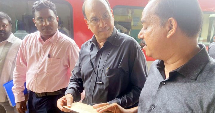 ഇരിങ്ങാലക്കുട റെയില്‍വേ സ്റ്റേഷന്‍ സന്ദര്‍ശിക്കാനെത്തിയ ഉന്നത ഉദ്യോഗസ്ഥസംഘത്തിന് പാസഞ്ചേഴ്‌സ് അസോസിയേഷന്‍ ആവശ്യങ്ങളടങ്ങിയ നിവേദനം നല്‍കുന്നു.