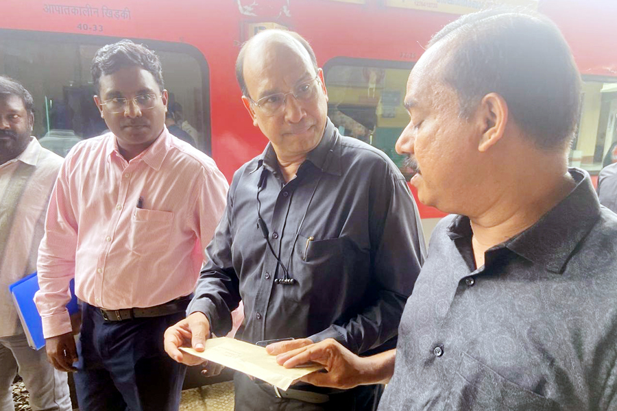 ഇരിങ്ങാലക്കുട റെയില്‍വേ സ്റ്റേഷന്‍ സന്ദര്‍ശിക്കാനെത്തിയ ഉന്നത ഉദ്യോഗസ്ഥസംഘത്തിന് പാസഞ്ചേഴ്‌സ് അസോസിയേഷന്‍ ആവശ്യങ്ങളടങ്ങിയ നിവേദനം നല്‍കുന്നു.