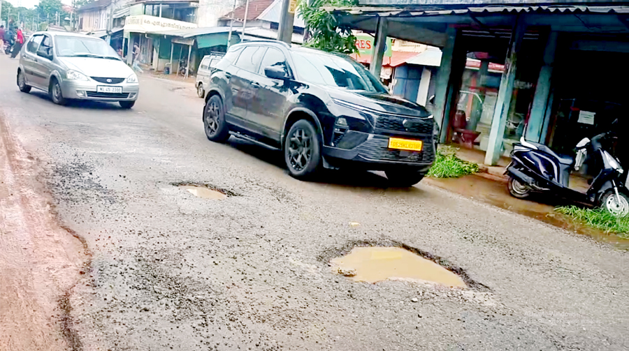 ഇ​രി​ങ്ങാ​ല​ക്കു​ട മാ​ർ​ക്ക​റ്റ് റോ​ഡി​ലെ കു​ഴി
