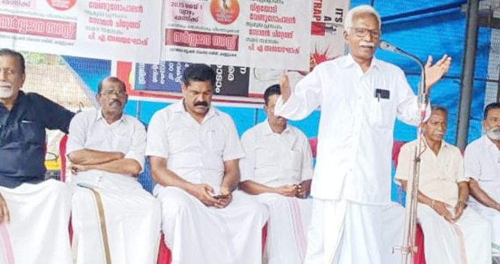കല്ലേറ്റുംകരയിലെ റെയില്‍വേ ഗുഡ്‌സ് യാര്‍ഡ് പുന:സ്ഥാപിക്കണമെന്നുംറയില്‍വേ പാഴ്‌സല്‍ ബുക്കിംഗ് പുനരാരംഭിക്കണമെന്നും ആവശ്യപ്പെട്ടുകൊണ്ട് സംഘടിപ്പിച്ച സര്‍വ്വജനസദസ്സ് പി.സി. ഉണ്ണിച്ചെക്കന്‍ ഉദ്ഘാടനം ചെയ്യുന്നു.