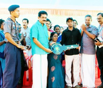 കേരള സ്റ്റേറ്റ് ഭാരത് സ്‌കൗട്ട്‌സ് ആന്‍ഡ് ഗൈഡ്‌സിന്റെ വിഷന്റെ ഭാഗമായി ഇരിങ്ങാലക്കുട ലോക്കല്‍ അസോസിയേഷന്റെ നേതൃത്വത്തില്‍ നിര്‍മ്മിച്ച സ്‌നേഹഭവനത്തിന്റെ താക്കോല്‍ദാനം പുതുക്കാട് എംഎല്‍എ കെ.കെ. രാമചന്ദ്രന്‍ നിര്‍വഹിക്കുന്നു.