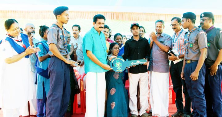 കേരള സ്റ്റേറ്റ് ഭാരത് സ്‌കൗട്ട്‌സ് ആന്‍ഡ് ഗൈഡ്‌സിന്റെ വിഷന്റെ ഭാഗമായി ഇരിങ്ങാലക്കുട ലോക്കല്‍ അസോസിയേഷന്റെ നേതൃത്വത്തില്‍ നിര്‍മ്മിച്ച സ്‌നേഹഭവനത്തിന്റെ താക്കോല്‍ദാനം പുതുക്കാട് എംഎല്‍എ കെ.കെ. രാമചന്ദ്രന്‍ നിര്‍വഹിക്കുന്നു.