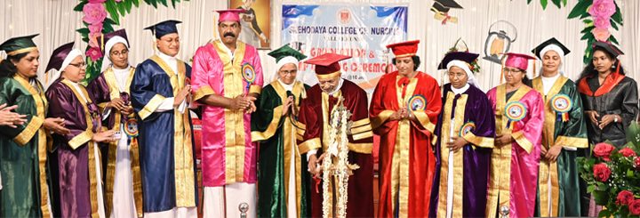 വല്ലക്കുന്ന് സ്‌നേഹോദയ കോളജ് ഓഫ് നഴ്‌സിംഗ് സ്‌കൂളില്‍ പത്താമത് ബാച്ച് ബിഎസ്‌സി നഴ്‌സിംഗ് വിദ്യാര്‍ഥികളുടെ ബിരുദ ദാന ചടങ്ങും 14-മത് ബാച്ച്  വിദ്യാര്‍ഥികളുടെ ദീപം തെളിയിക്കല്‍ ചടങ്ങും ബിഷപ്പ് മാര്‍ മാര്‍ പോളി കണ്ണൂക്കാടന്‍ ദീപം ഉദ്ഘാടനം ചെയ്യുന്നു.
