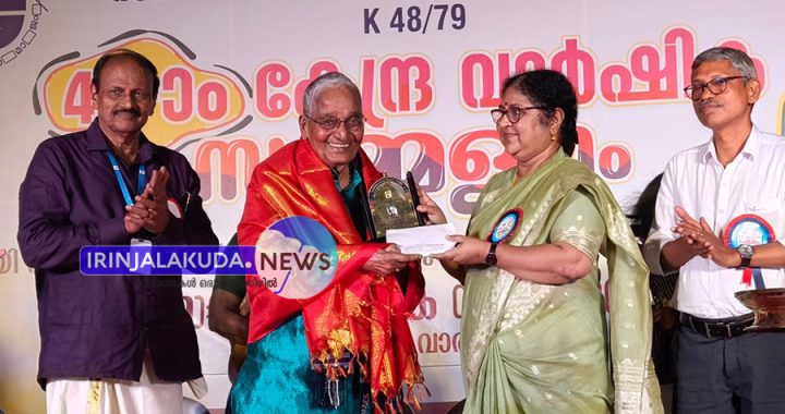 കേരള വാര്യര്‍ സമാജത്തിന്റെ പ്രഥമ ഉണ്ണായിവാര്യര്‍ പുരസ്‌കാരം കലാമണ്ഡലം ഗോപി ആശാന് ഉന്നത വിദ്യാഭ്യാസ വകുപ്പ് മന്ത്രി ഡോ. ആര്‍. ബിന്ദു സമ്മാനിക്കുന്നു.
