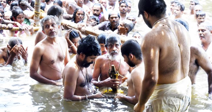 കൂടല്‍മാണിക്യം ക്ഷേത്രോത്സവത്തിന് സമാപനം കുറിച്ച് രാപ്പാള്‍ കടവില്‍ നടന്ന ആറാട്ട്.