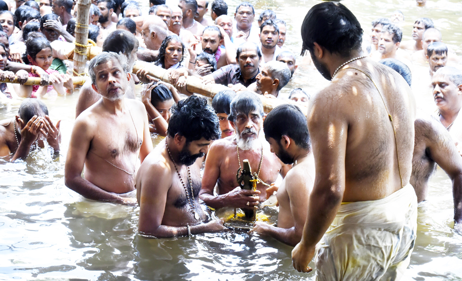 കൂടല്‍മാണിക്യം ക്ഷേത്രോത്സവത്തിന് സമാപനം കുറിച്ച് രാപ്പാള്‍ കടവില്‍ നടന്ന ആറാട്ട്.