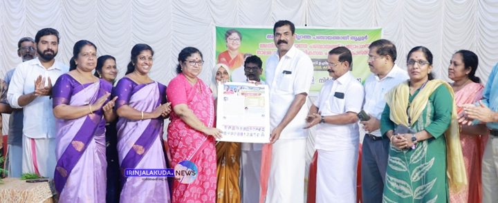 അതിദരിദ്രര്‍ ഇല്ലാത്ത പഞ്ചായത്തായി ആളൂര്‍ പഞ്ചായത്തിനെ മന്ത്രി ആര്‍. ബിന്ദു പ്രഖ്യാപിക്കുന്നു.
