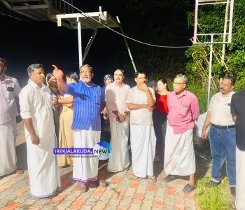 മനയ്ക്കലപ്പടിയില്‍ ബെവറജ് ഔട്ട്‌ലെറ്റ് തുടങ്ങരുതെന്നാവശ്യപ്പെട്ട് ജനകീയ കൂട്ടായ്മ നടത്തിയ നൈറ്റ് മാര്‍ച്ച് ഗാന്ധിയനും മദ്യവര്‍ജനസമിതി നേതാവുമായ ഇസാബിന്‍ അബ്ദുള്‍കരീം ഉദ്ഘാടനം ചെയ്യുന്നു.