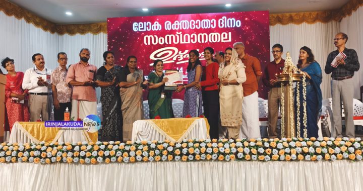 ലോക രക്തദാതാ ദിനത്തോടനുബന്ധിച്ച് കെഎസ്ബിടിസി സംഘടിപ്പിച്ച ഫ്‌ലാഷ് മോബ് മത്സരത്തില്‍ സംസ്ഥാന തലത്തില്‍ മൂന്നാം സ്ഥാനം ലഭിച്ച കരൂപ്പടന്ന ഗവ. ഹയര്‍ സെക്കന്‍ഡറി സ്‌കൂള്‍ നാഷണല്‍ സര്‍വ്വീസ് സ്‌കീം യൂണിറ്റ് സമ്മാനം ഏറ്റുവാങ്ങുന്നു.