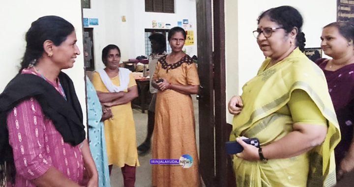 എടതിരിഞ്ഞി എച്ച്ഡിപി സമാജം സ്‌കൂളിലെ ദുരിതാശ്വാസ ക്യാമ്പ് മന്ത്രി ആര്‍. ബിന്ദു സന്ദര്‍ശിക്കുന്നു.