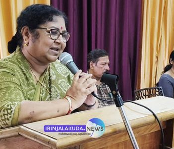 എന്‍എസ്എസിന്റെ സഹായത്തോടെ സമാഹരിച്ച പഠനോപകരണങ്ങള്‍ വിതരണം ചെയ്യുന്നതിന്റെ ഉദ്ഘാടനം ഉന്നത വിദ്യാഭ്യാസ സാമൂഹ്യനീതി വകുപ്പ് മന്ത്രി ഡോ. ആര്‍. ബിന്ദു നിര്‍വഹിക്കുന്നു.