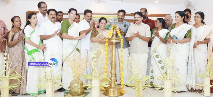 ഇരിങ്ങാലക്കുട നഗരസഭ ഞാറ്റുവേല വിളംബരോത്സവം ചെയര്‍പേഴ്‌സണ്‍ മേരിക്കുട്ടി ജോയ് ഉദ്ഘാടനം ചെയ്യുന്നു.