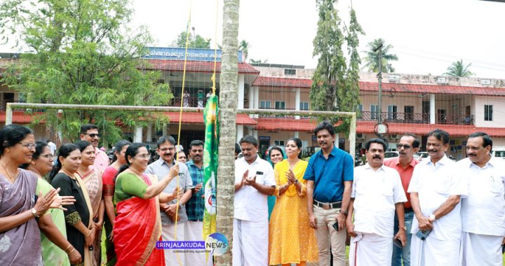 ഇരിങ്ങാലക്കുട നഗരസഭയുടെ ആഭിമുഖ്യത്തില്‍ മുനിസിപ്പല്‍ മൈതാനിയില്‍ നടക്കുന്ന ഞാറ്റുവേല മഹോത്സവത്തിന്റെ കൊടിയേറ്റം നഗരസഭ ചെയര്‍പേഴ്‌സണ്‍ മേരികുട്ടി ജോയ് നിര്‍വ്വഹിക്കുന്നു.