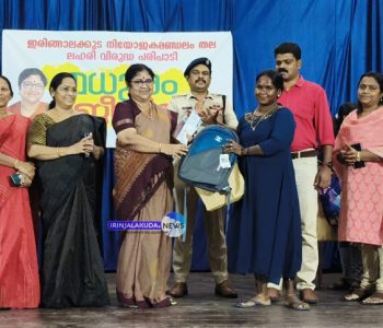 എന്‍എസ്എസിന്റെ നേതൃത്വത്തിലുള്ള നിര്‍ധന വിദ്യാര്‍ഥികള്‍ക്കുള്ള പഠനോപകരണ കിറ്റിന്റെ സംസ്ഥാനതല വിതരണോദ്ഘാടനം മന്ത്രി ഡോ. ആര്‍. ബിന്ദു നിര്‍വഹിക്കുന്നു.