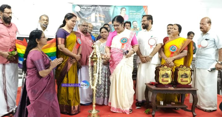 കാറളം സഹകരണ ബാങ്ക് ചെമ്മണ്ട ശാഖയുടെ കെട്ടിടം മന്ത്രി ഡോ.ആര്‍. ബിന്ദു ഉദ്ഘാടനം ചെയ്യുന്നു.