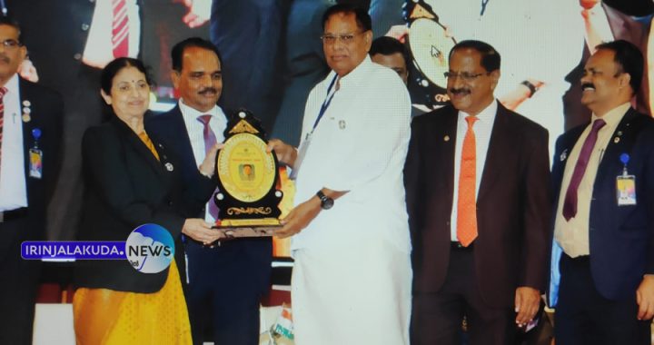 ഹീറോ ഓഫ് ദി മെഡിക്കല്‍ ക്യാമ്പ് അവാര്‍ഡ് മള്‍ട്ടിപ്പിള്‍ കൗണ്‍സില്‍ മുന്‍ ചെയര്‍മാന്‍ സുഷമാ നന്ദകുമാറില്‍ നിന്ന് ലയണ്‍സ് ക്ലബ് ഡിസ്ട്രിക്ട് കോ ഓര്‍ഡിനേറ്റര്‍ ജോണ്‍സണ്‍ കോലങ്കണ്ണി ഏറ്റുവാങ്ങുന്നു.