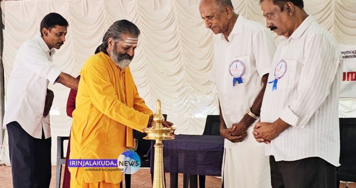 എറണാകുളം അമൃത ഇന്‍സ്റ്റിറ്റ്യൂട്ട് ഓഫ് മെഡിക്കല്‍ സയന്‍സും ഇരിങ്ങാലക്കുട ശ്രീകണ്‌ഠേശ്വരം ക്ഷേത്ര ഭരണ സമിതിയും സംയുക്തമായി സംഘടിപ്പിച്ച സൗജന്യ മെഡിക്കല്‍ ക്യാമ്പ് സ്വാമി അമോര്‍ഘാനന്ദാമൃത  ഉദ്ഘാടനം ചെയ്യുന്നു.