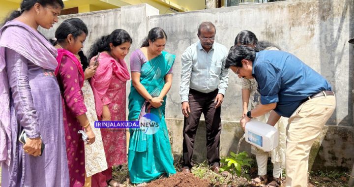 ഇരിങ്ങാലക്കുട മെട്രോ ഹോസ്പിറ്റലും ഫെഡറല്‍ ബാങ്ക് നട ബ്രാഞ്ചും സംയുക്തമായി നടത്തിയ ലോക പരിസ്ഥിതി ദിനത്തില്‍ ആശുപത്രി മാനേജിംഗ് ഡയറക്ടര്‍ ഡോ. എം.ആര്‍. രാജീവ് ഹോസ്പിറ്റല്‍ കോമ്പൗണ്ടില്‍ വൃക്ഷതൈ നടുന്നു.