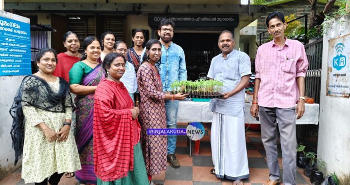 പൂമംഗലം പഞ്ചായത്തില്‍ പൂക്കും പൂമംഗലം പദ്ധതിയുടെ ഉദ്ഘാടനം പഞ്ചായത്ത് പ്രസിഡന്റ് കെ.എസ്. തമ്പി പഞ്ചായത്ത് കുടുംബശ്രീക്ക് തൈ നല്‍കികൊണ്ട് നിര്‍വഹിക്കുന്നു.