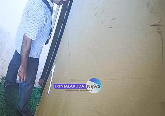 പ്രേംകുമാര്‍ ഇരിങ്ങാലക്കുട വനിത സ്റ്റേഷനില്‍ എത്തിയപ്പോഴുള്ള സിസിടിവി ദൃശ്യം.