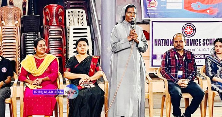ഇരിങ്ങാലക്കുട സെന്റ് ജോസഫ്സ് കോളജില്‍ എന്‍എസ്എസ് യൂണിറ്റുകളും സ്റ്റേറ്റ് ബാങ്ക് ഓഫ് ഇന്ത്യ ഇരിങ്ങാലക്കുട ശാഖയും തൃശൂര്‍ ഗവ. ജനറല്‍ ആശുപത്രിയും സംയുക്തമായി സംഘടിപ്പിച്ച രക്തദാന ക്യാമ്പില്‍ കോളജ് പ്രിന്‍സിപ്പല്‍ ഡോ. സിസ്റ്റര്‍ ബ്ലെസി പ്രസംഗിക്കുന്നു.