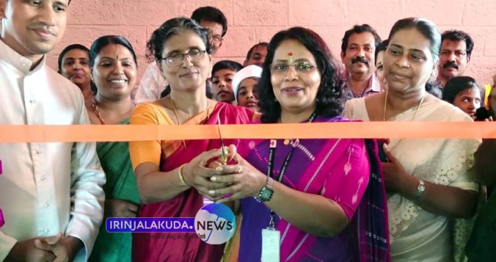 മൂര്‍ക്കനാട് സെന്റ് ആന്റണീസ് ഹൈസ്‌കൂളിന്റെ നവീകരിച്ച കമ്പ്യൂട്ടര്‍ ലാബിന്റെ ഉദ്ഘാടനം വിദ്യാലയത്തിലെ പൂര്‍വവിദ്യാര്‍ഥിനിയും വ്യാവസായിക വകുപ്പ് ജോയിന്റ് ഡയറക്ടറുമായ ആര്‍. സ്മിത  ഉദ്ഘാടനം ചെയ്യുന്നു.